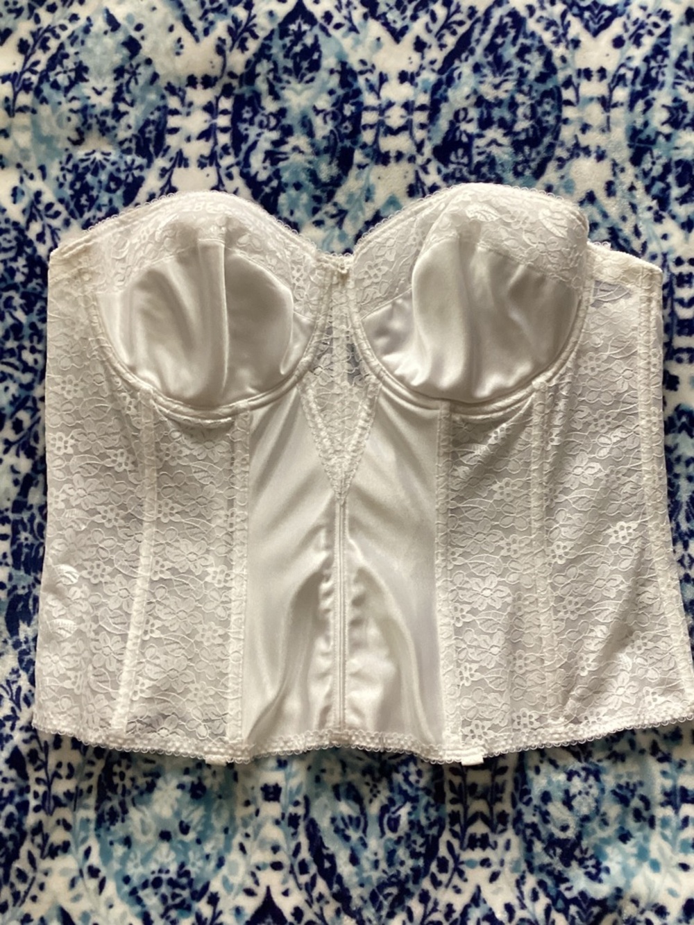 Dominique White Lace Strapless Bustier, No straps are included. Size 44C - Picture 1 of 6